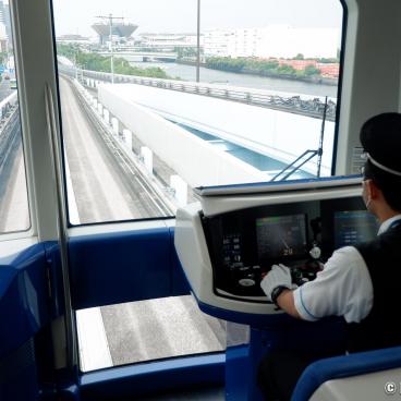 Rainbow Bridge (Tokyo), The Yurikakome Aerial Line with a pilot