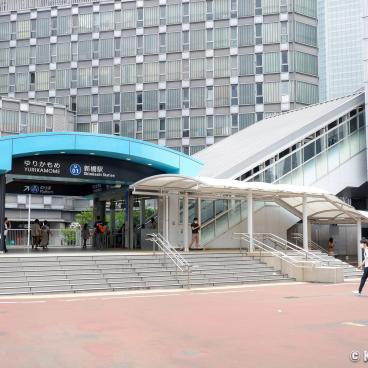 Rainbow Bridge (Tokyo), Shimbashi station on the Yurikakome Line