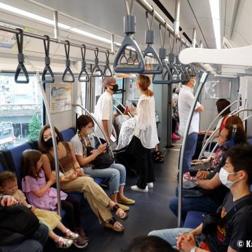 Rainbow Bridge (Tokyo), Passengers inside a carriage of the Yurikakome Aerial Line