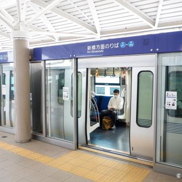 Rainbow Bridge (Tokyo), A carriage of the Yurikakome Aerial Line at a station