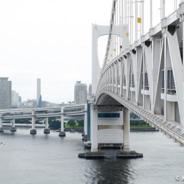 Rainbow Bridge (Tokyo), View on the bridge from the pedestrian walkway