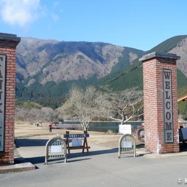 Lake Tanuki (Fujinomiya), Parking and entrance to the site and camping area