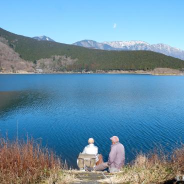 Lake Tanuki (Fujinomiya), Fishermen on the shore of the lake