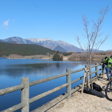 Lake Tanuki (Fujinomiya), Photographs and cyclists on the shore of the lake