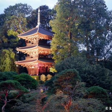 Chinzan-so Teien (Tokyo), Three-story pagoda at nightfall