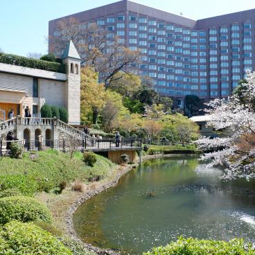 Chinzan-so Teien (Tokyo), View on the Chapel "Lumière", Yasuichi pond and the hotel in spring