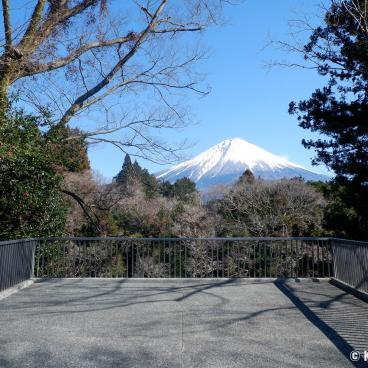 Shiraito Falls, Elevated observation platform with a view on Mount Fuji