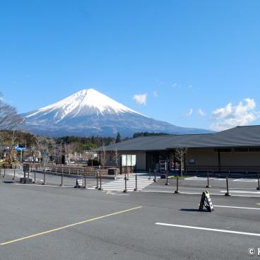 Shiraito Falls, Access to the natural site with a view of Mount Fuji