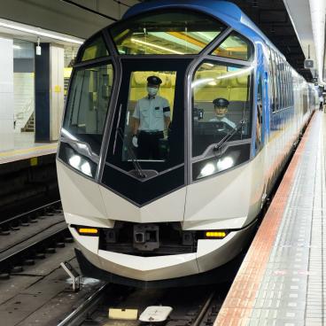 Premium Express Shimakaze, The train at the station