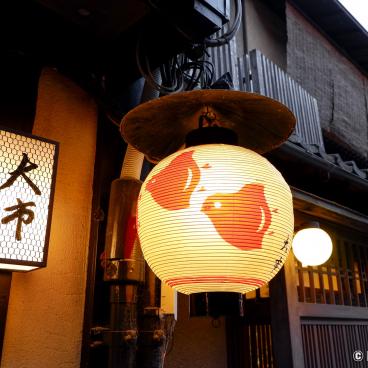 Pontocho (Kyoto), Lantern decorated with the Chidori (plover) bird symbol of the Geiko district 2