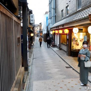 Pontocho (Kyoto), The alley in 2021 after renovation (electric wires buried and paved walkway) 4