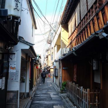 Pontocho (Kyoto), The alley before 2021's renovation (exposed electric wires and patchy asphalt concrete)