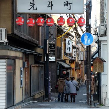 Pontocho (Kyoto), Entrance of the alley before 2021's renovation (exposed electric wires and patchy asphalt concrete)