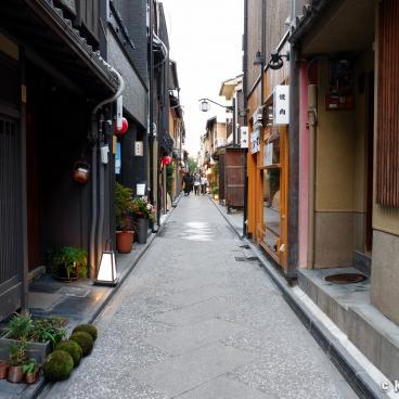 Pontocho (Kyoto), The alley in 2021 after renovation (electric wires buried and paved walkway)