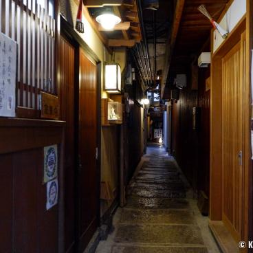Pontocho (Kyoto), Side street with access to the various shops of the alley