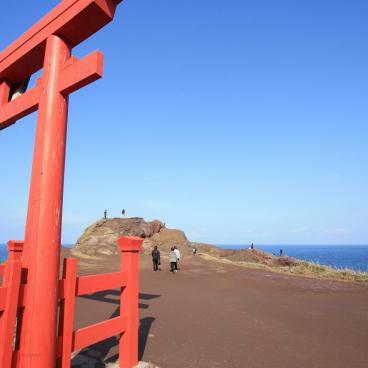 Motonosumi Inari Jinja (Chugoku), Entrance of the torii gates tunnel and headland with a view on the sea