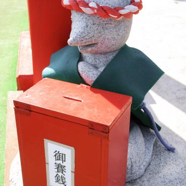 Motonosumi Inari Jinja (Chugoku), Offering box and statue of a fox