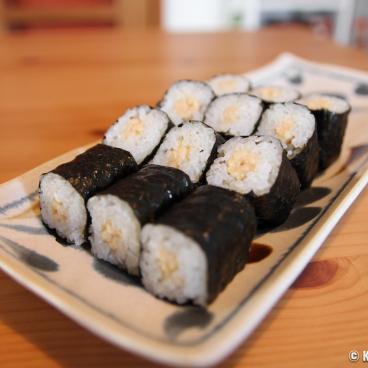 Natto maki served in a Japanese plate