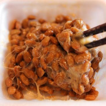 Stirred natto in a pack