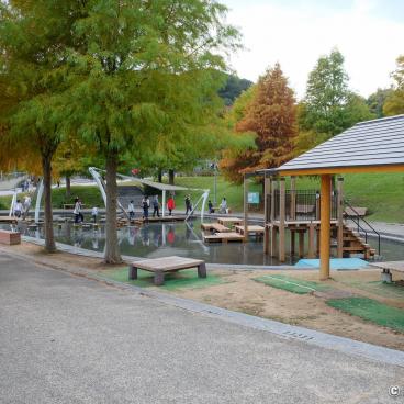 Nijigen no Mori, Alley in the park