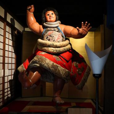 Konjakukan Museum (Osaka Museum of Housing and Living), Statue displayed in Tenjinbashi street