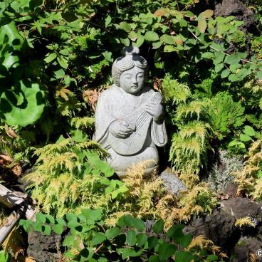 Hase-dera (Kamakura), Statue of Benzaiten playing the biwa in the temple's garden