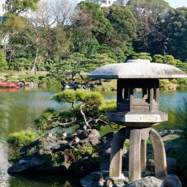 Kiyosumi Teien, Stone lantern near the main pond