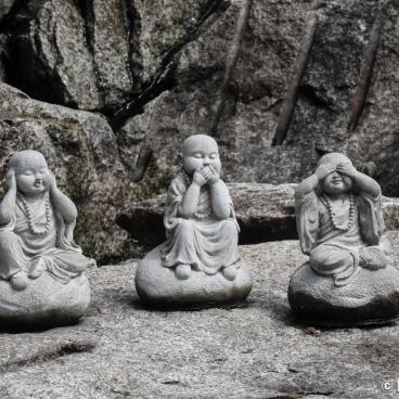 Rokkaku-do (Kyoto), Monks' statues mimicking the Apes of Wisdom