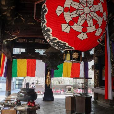Rokkaku-do (Kyoto), Great red paper lantern of the temple