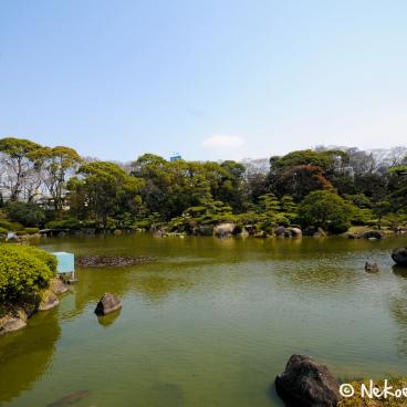 Keitaku-en (Osaka), View of the pond in the Japanese garden