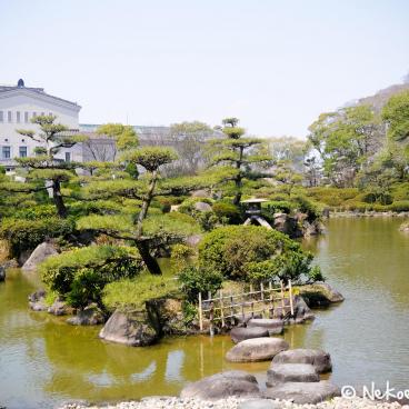 Keitaku-en (Osaka), Osaka City Museum of Fine Arts and pine trees