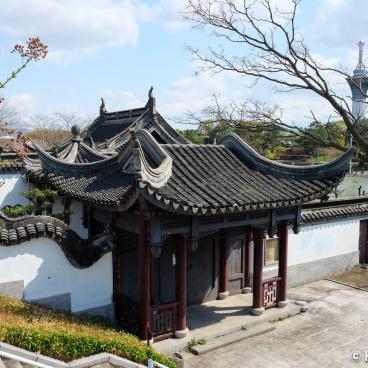 Tsurumi Ryokuchi Park, Sample of Asian architecture