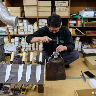 Sakai-Tohji Knife Museum, Workshop to assemble a knife 2