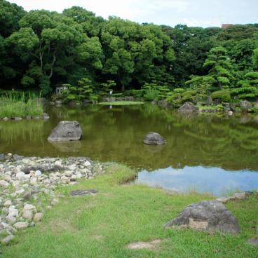 Keitaku-en (Osaka), Pond and pebble stones shore in the Japanese garden