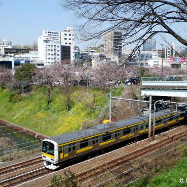 Sotobori Park (Tokyo), View on a train of the Sobu Line