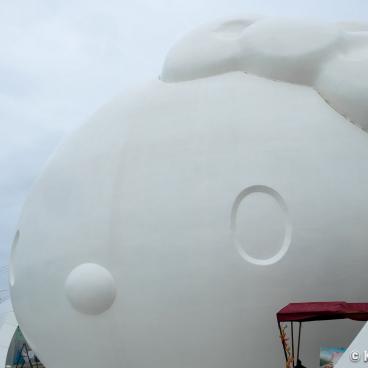 Hello Kitty Smile (Awaji), Outdoor view of the building shaped in a Hello Kitty head