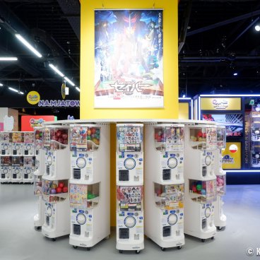 Gashapon no Depato Ikebukuro, Alley in the shop with lines of capsule toy vending machines 4
