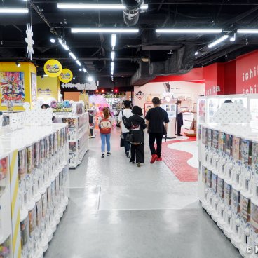 Gashapon no Depato Ikebukuro, Alley in the shop with lines of capsule toy vending machines 5