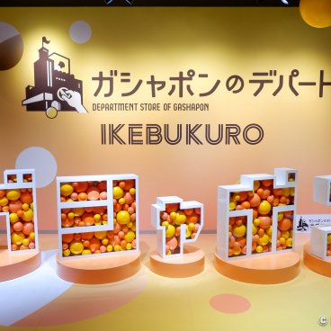 Gashapon no Depato Ikebukuro, Decoration at the entrance of the shop 2