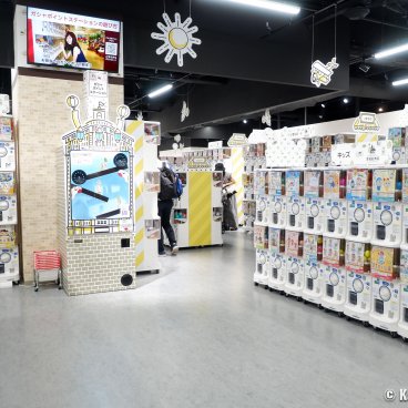 Gashapon no Depato Ikebukuro, Alley in the shop with lines of capsule toy vending machines 2
