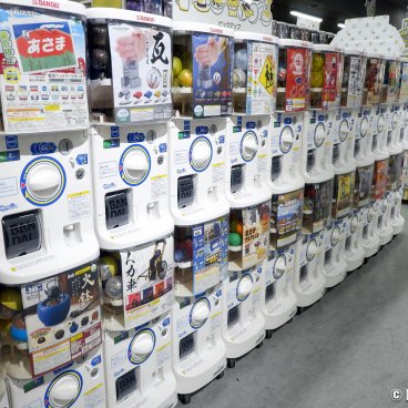 Gashapon no Depato Ikebukuro, Alley in the shop with lines of capsule toy vending machines 3