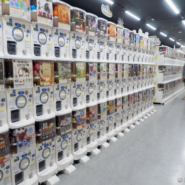 Gashapon no Depato Ikebukuro, A wall of capsule toy vending machines 2