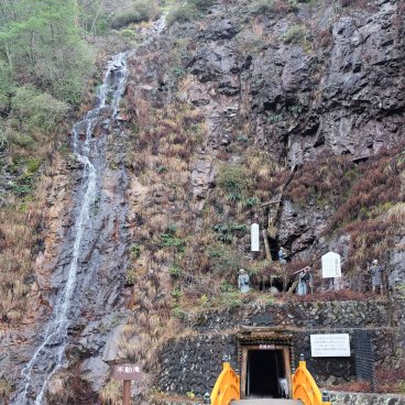 Ikuno Ginzan (Hyogo), Entrance of the mine with a group of mannequins staging a scene of the workers' life