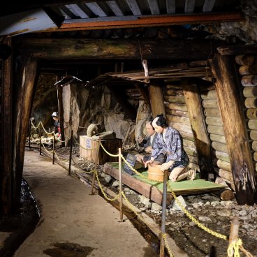 Ikuno Ginzan (Hyogo), Mannequins staging a scene of the workers' life in the shaft