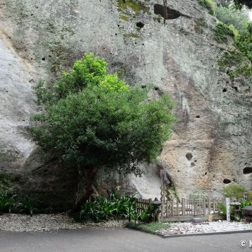 Kumano (Mie), Rock used as the main hall in Hana-no-Iwaya shrine