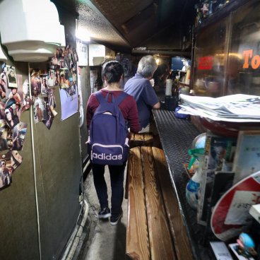 Izakaya Tough (Sasebo), The corridor-like bar counter