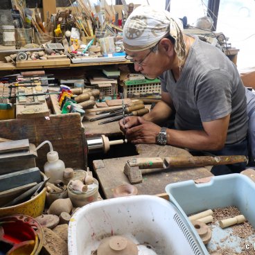 Sasebo-Koma-Honpo, Artisan crafting a Sasebo top