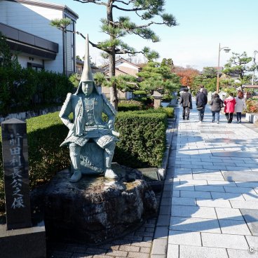 Zuiryu-ji (Takaoka), Statue of Maeda Toshinaga on the way to the temple