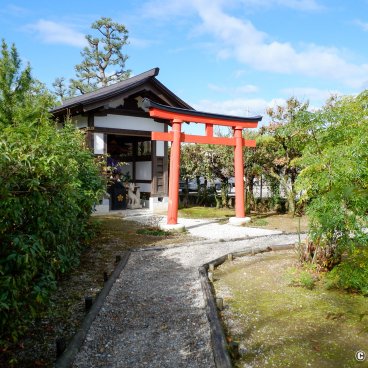 Zuiryu-ji (Takaoka), Small Inari shrine at the entrance of the temple