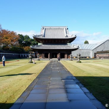Zuiryu-ji (Takaoka), Central pavilion Butsuden surrounded by lawn
